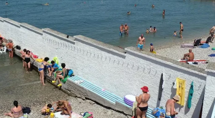 Praia na Itália tem um muro para separar homens e mulheres