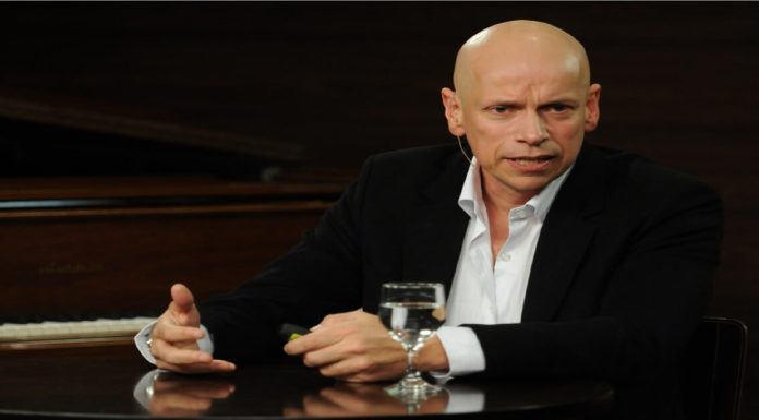 A forma exata para transformar a criança num adulto imbecil é mimando-a –  Leandro Karnal