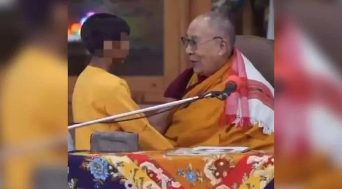 Dalai Lama se desculpa após vídeo pedindo a criança para “chupar” sua língua causar protestos