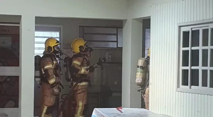 Aluna adolescente é suspeita de atear fogo em escola municipal