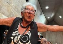 Advogada de 78 anos leva uma vida ‘fora da caixinha’ ao dar aulas, estudar e organizar festas para alunos