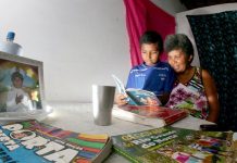 Mulher de 42 anos aprende a ler graças ao filho de 11 anos