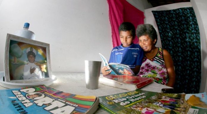 Mulher de 42 anos aprende a ler graças ao filho de 11 anos