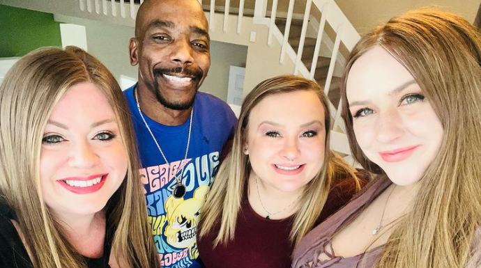 Poliamor ou parasitismo? Homem mantém relacionamento com três mulheres para não trabalhar