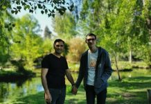 Pai sofre ataques por passear de mãos dadas com filho autista: “Nunca vou soltar a mão dele”