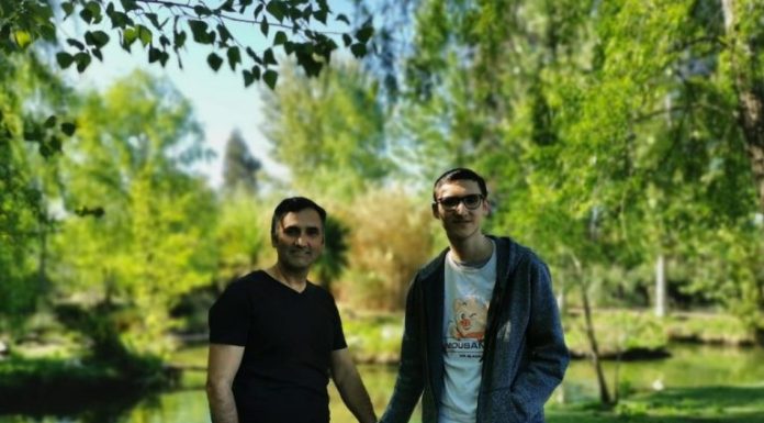 Pai sofre ataques por passear de mãos dadas com filho autista: “Nunca vou soltar a mão dele”