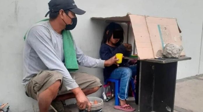 Filha de lavador de carros, que estudava sob papelão, ganha bolsa de estudos!