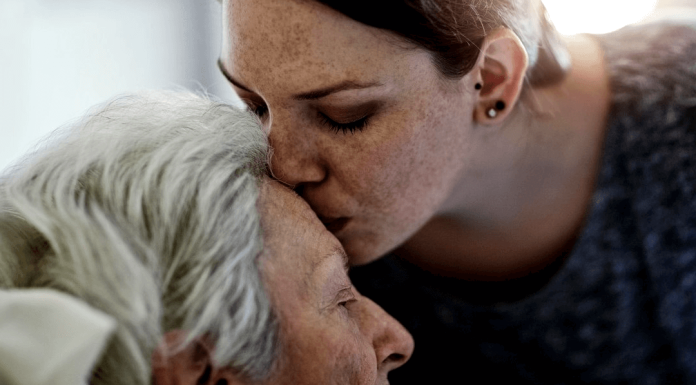 Como enfrentar a difícil tarefa de sermos pais dos nossos pais