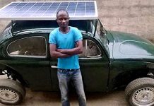 Estudante nigeriano transformou um velho Volkswagen em um carro movido a energia solar