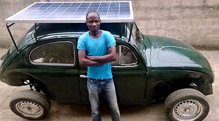Estudante nigeriano transformou um velho Volkswagen em um carro movido a energia solar