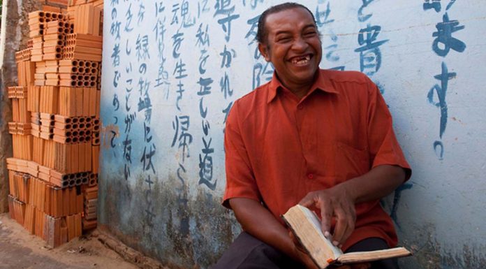 Conheça Galinha Tonta, o mineiro que aprendeu japonês, alemão e inglês nos seus sonhos