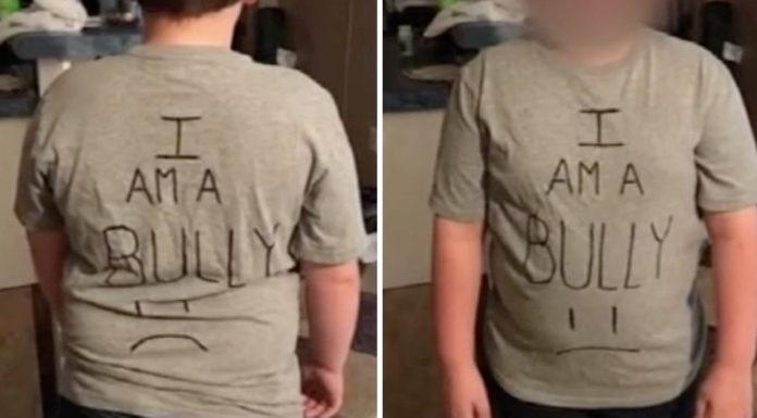 Mãe descobre que filho pratica bullying e o obriga a usar uma camisa como punição