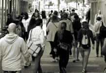 Quanto mais feliz uma pessoa vive, mais casualmente ela começa a se vestir