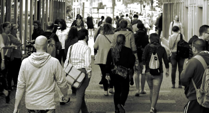 Quanto mais feliz uma pessoa vive, mais casualmente ela começa a se vestir