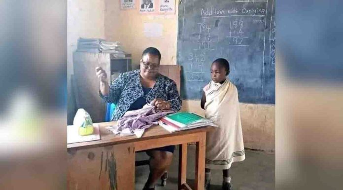 Professora costura uniforme rasgado de aluna: “professora de verdade”
