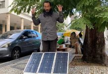 Sem-teto usa placas de energia solar para consertar celulares de graça: “Quero ajudar”