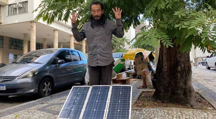 Sem-teto usa placas de energia solar para consertar celulares de graça: “Quero ajudar”
