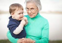 Avó envia fatura por cuidar do neto: “pagamento por hora e multa por atraso”