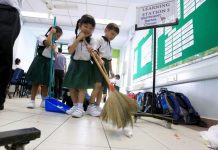 No Japão, alunos limpam sua escola para aprender a valorizar patrimônio