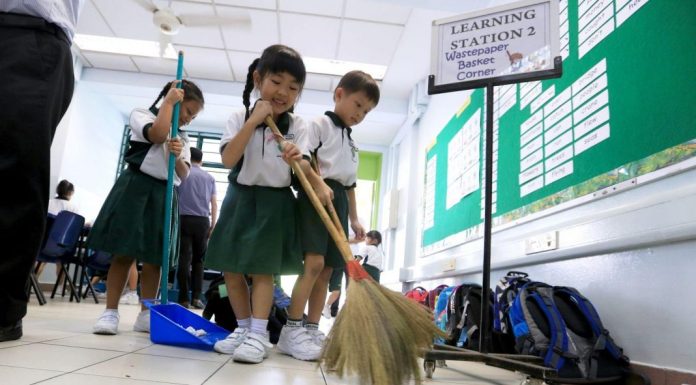 No Japão, alunos limpam sua escola para aprender a valorizar patrimônio