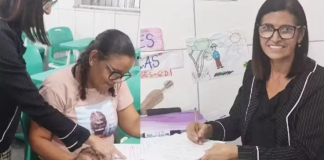 Mulher que concluiu EJA retorna aos 62 anos como professora na mesma escola