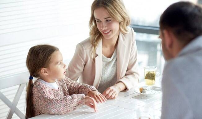 O que fazer se uma criança interrompe constantemente os adultos