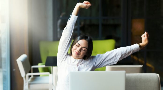 Não hesite em esticar os braços de vez em quando! Existem 4 razões especiais para fazer isso