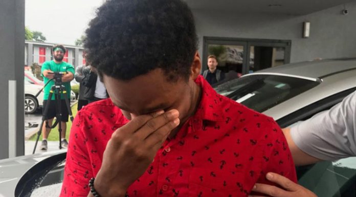 Jovem ganha carro do chefe após caminhar 32 km para não chegar atrasado no 1º dia de trabalho