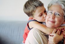 É certo deixar uma criança com a avó?