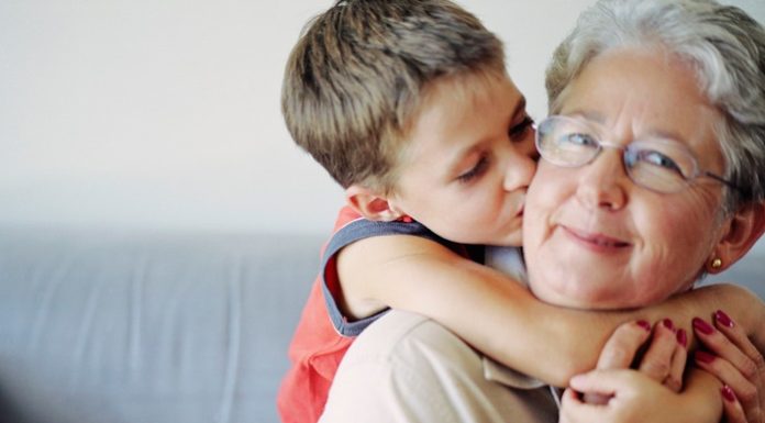 É certo deixar uma criança com a avó?